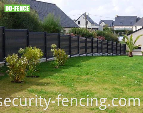 Recinzione per schermo privacy con doghe in pvc